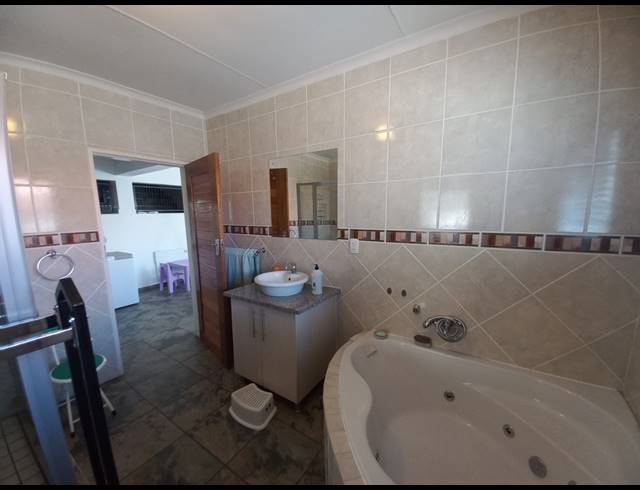 3 BEDROOM TOWNHOUSE FOR SALE IN VANDERBIJLPARK SW 7